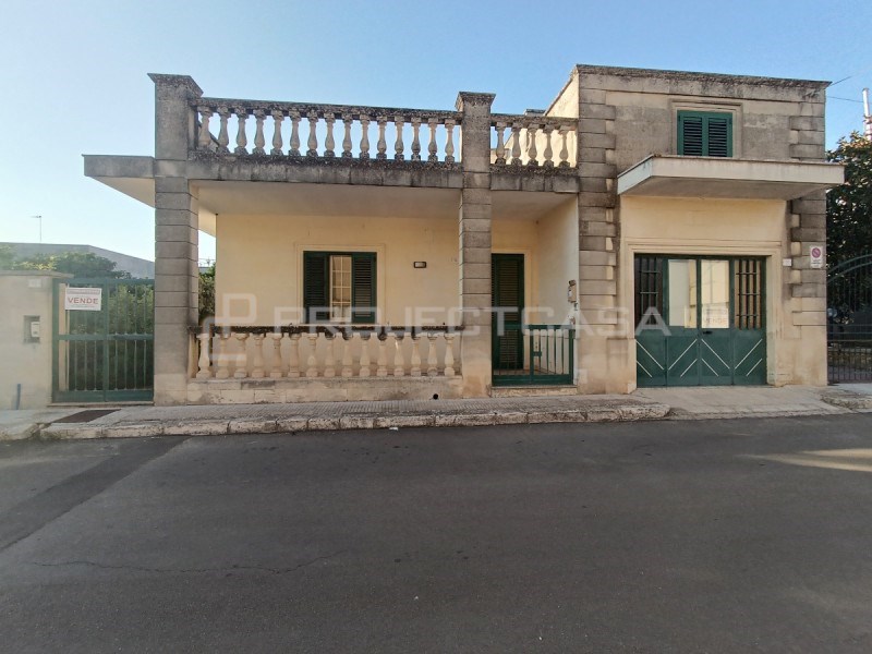 casa indipendente in vendita a Scorrano