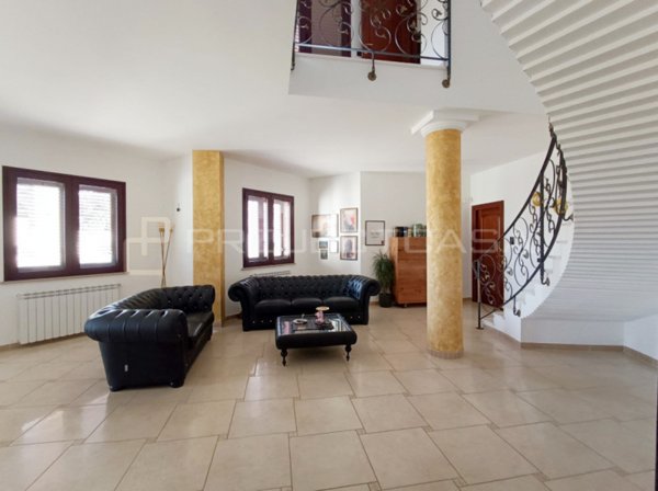 casa indipendente in vendita a Scorrano