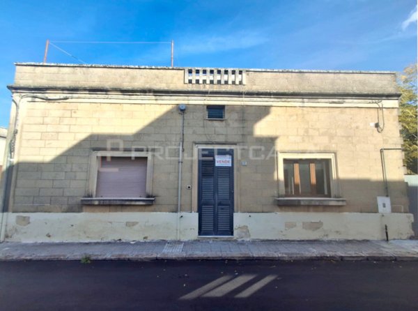 casa indipendente in vendita a Scorrano