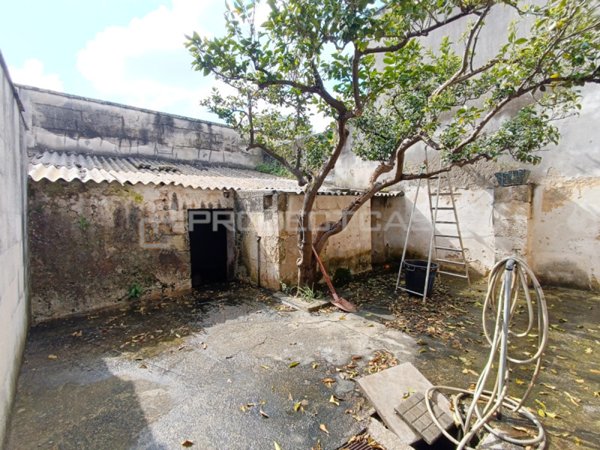 casa indipendente in vendita a Scorrano