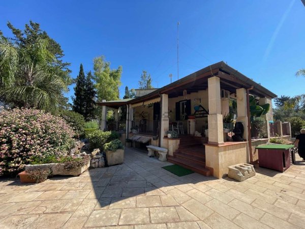 casa indipendente in vendita a Scorrano