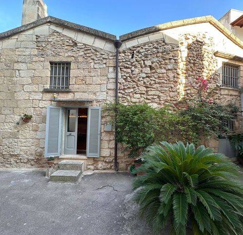 casa indipendente in vendita a Scorrano