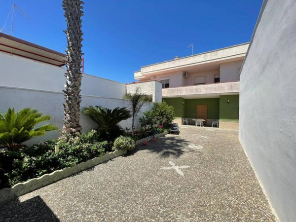 casa indipendente in vendita a Squinzano