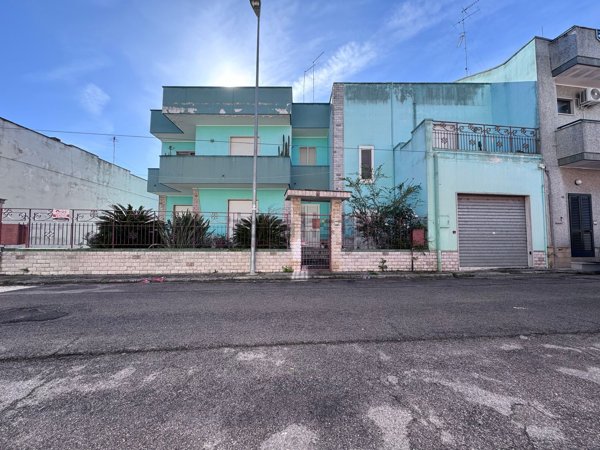 casa indipendente in vendita a Squinzano