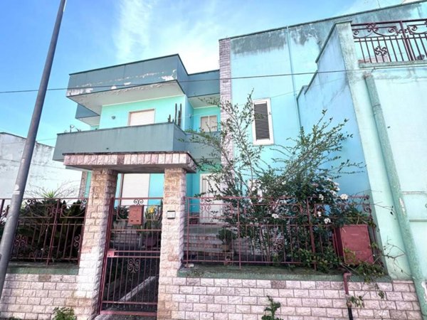 casa indipendente in vendita a Squinzano