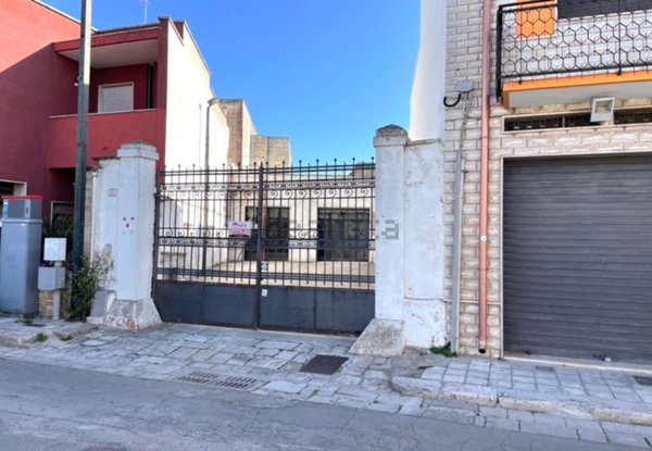 locale commerciale in vendita a Squinzano