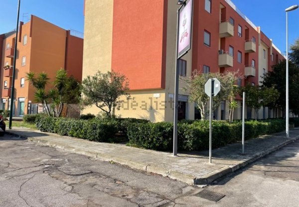 locale commerciale in vendita a Squinzano