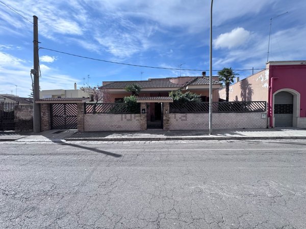 casa indipendente in vendita a Squinzano