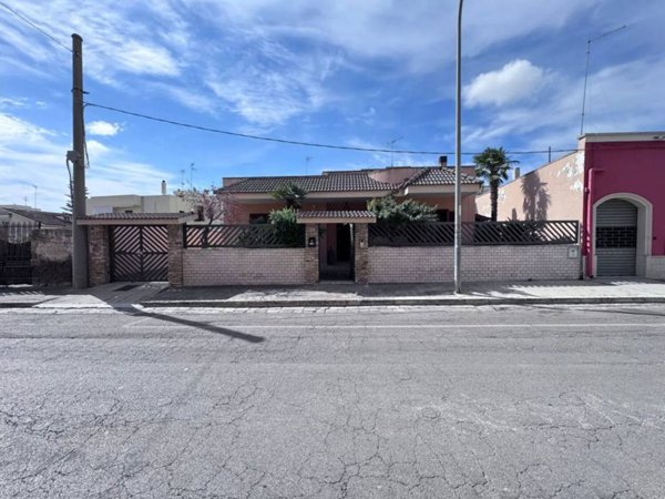 casa indipendente in vendita a Squinzano