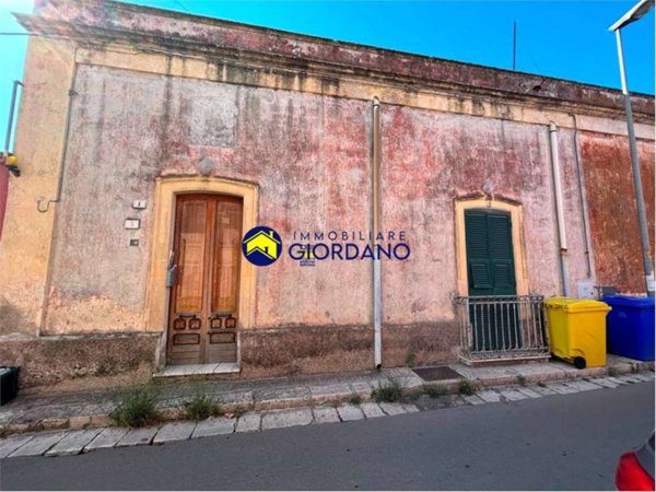 casa indipendente in vendita a Squinzano