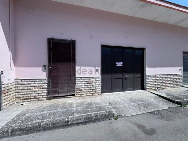 locale commerciale in vendita a Squinzano