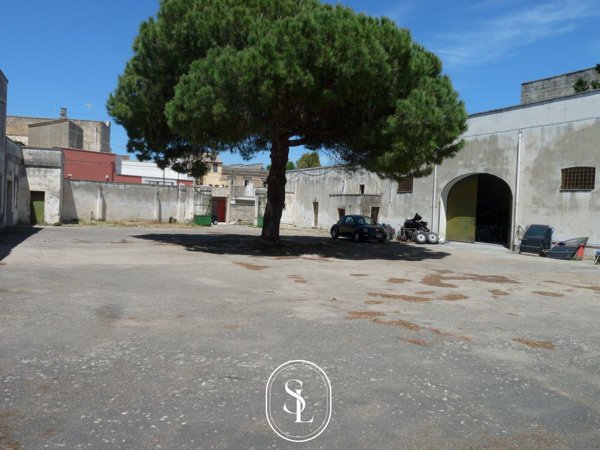 locale commerciale in vendita a Squinzano