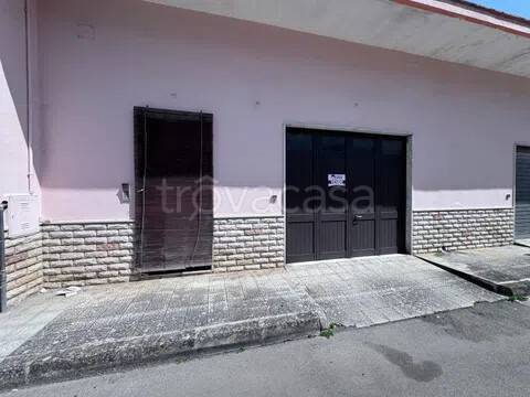 locale commerciale in vendita a Squinzano