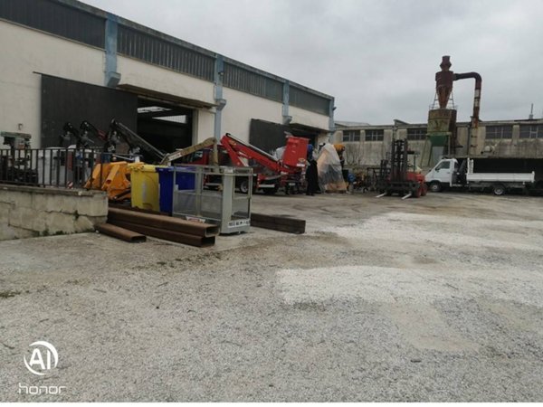 locale commerciale in vendita a Surbo