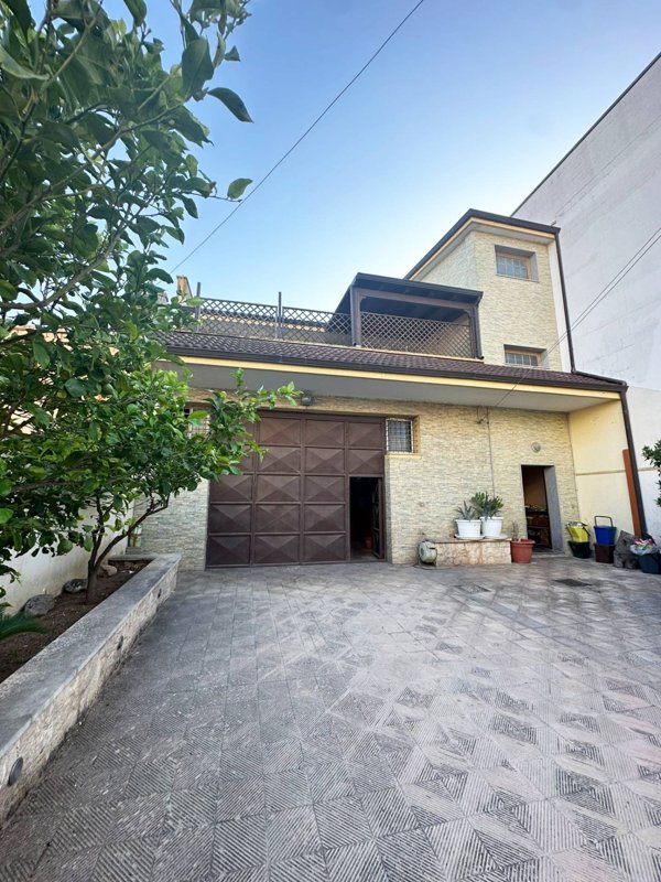 locale commerciale in vendita a Surbo