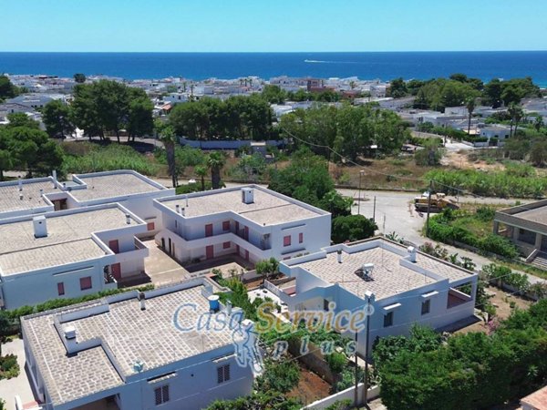 intera palazzina in vendita a Taviano in zona Marina di Mancaversa