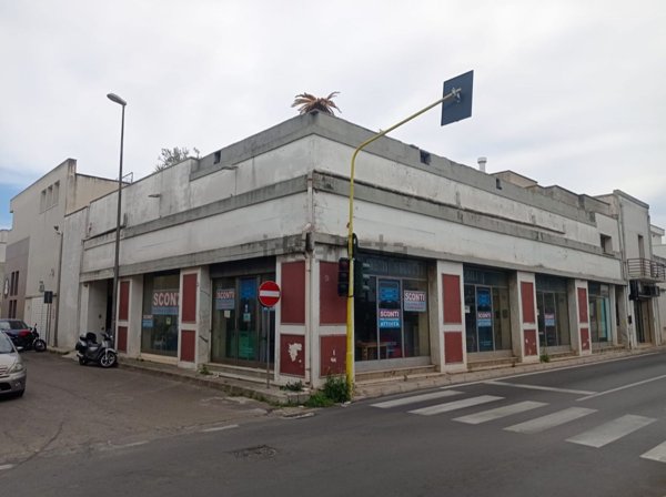 locale commerciale in vendita a Taviano