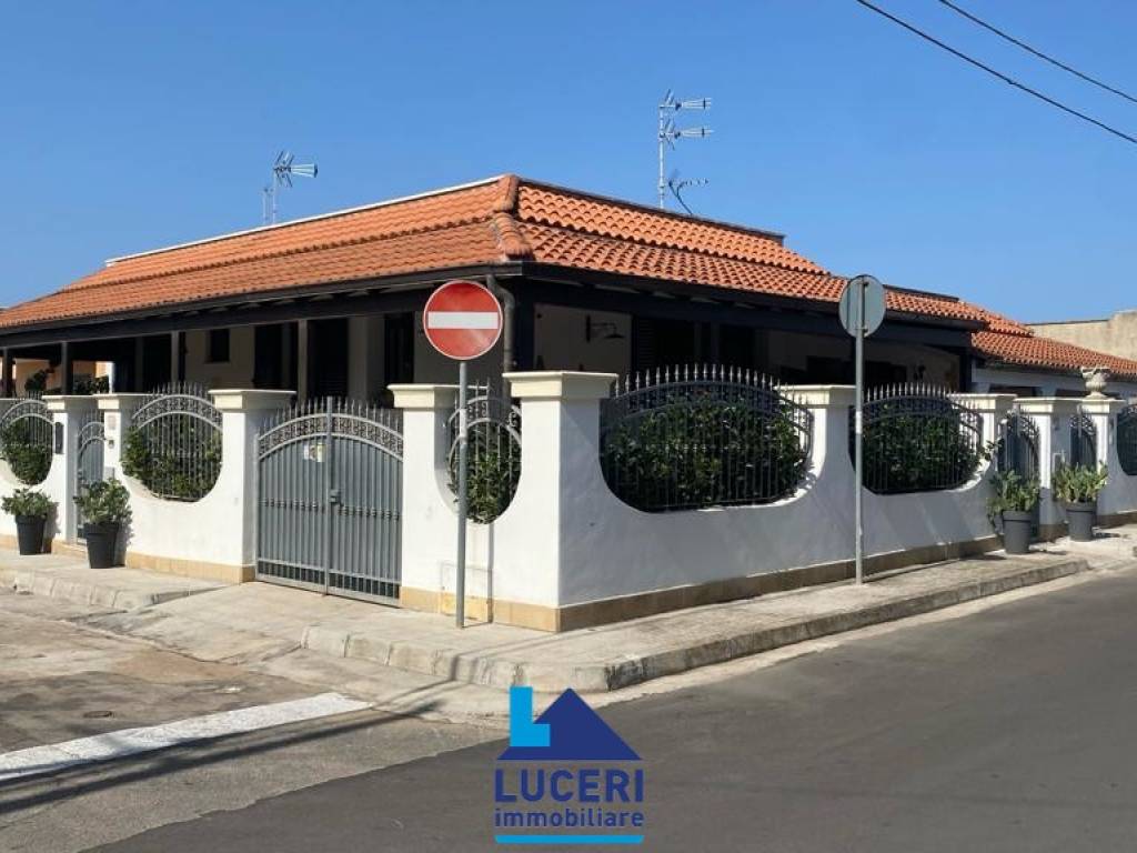 casa indipendente in vendita a Taviano in zona Marina di Mancaversa