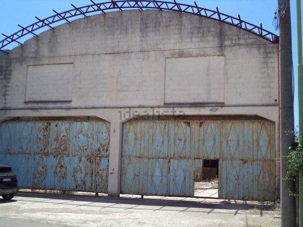 locale commerciale in vendita a Taviano