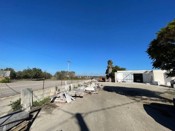 locale commerciale in vendita a Taviano