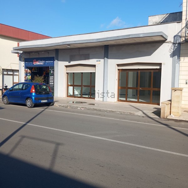 locale commerciale in vendita a Taviano