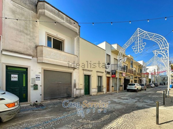 locale commerciale in vendita a Taviano