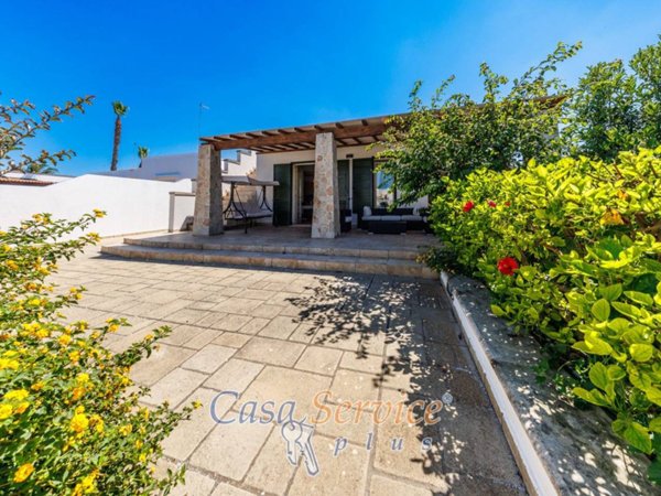 casa indipendente in vendita a Taviano in zona Marina di Mancaversa