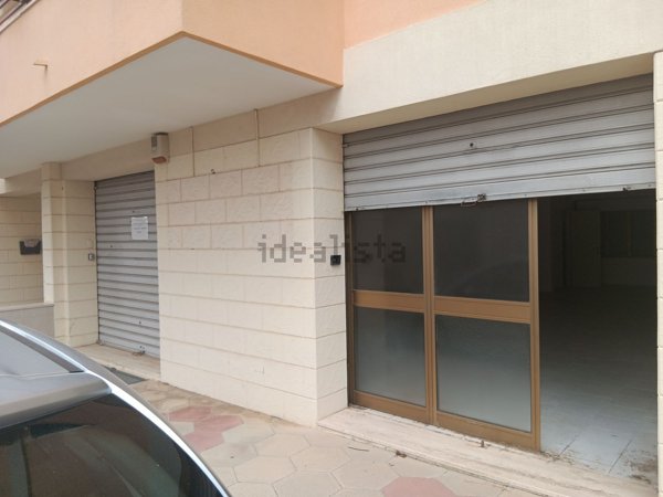 locale commerciale in vendita a Trepuzzi