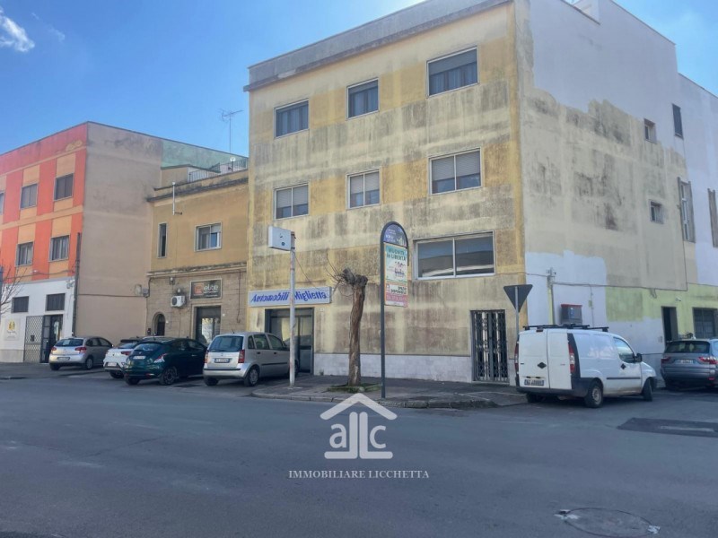 negozio in vendita a Trepuzzi