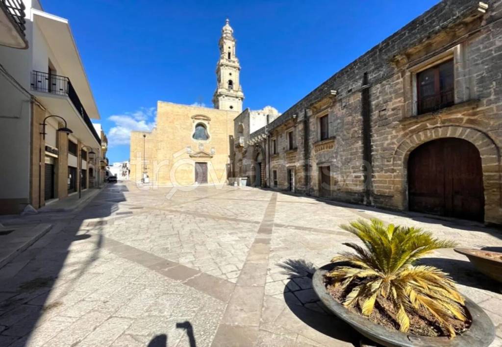 negozio in vendita a Trepuzzi