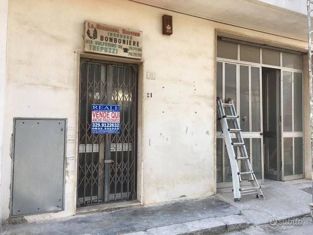 negozio in vendita a Trepuzzi