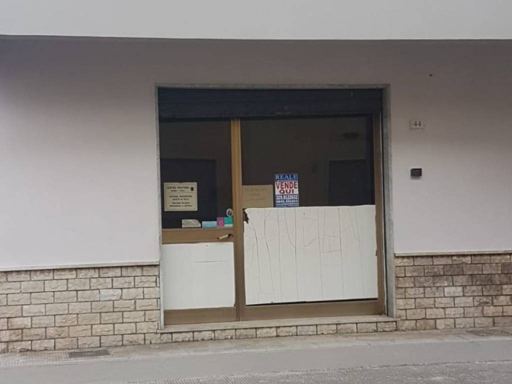 negozio in vendita a Trepuzzi