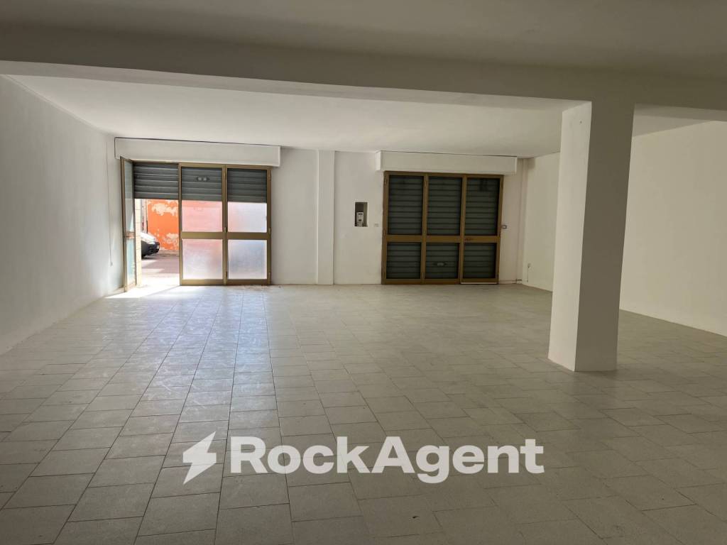 negozio in vendita a Trepuzzi