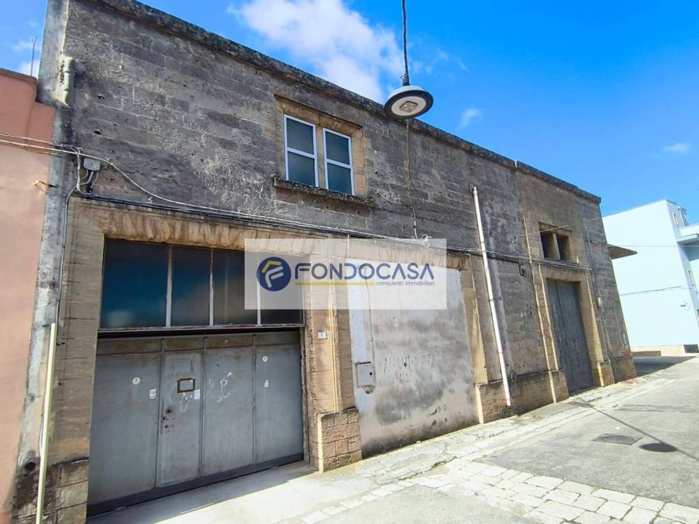 negozio in vendita a Trepuzzi