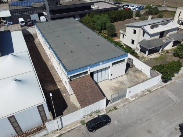 locale commerciale in vendita a Trepuzzi
