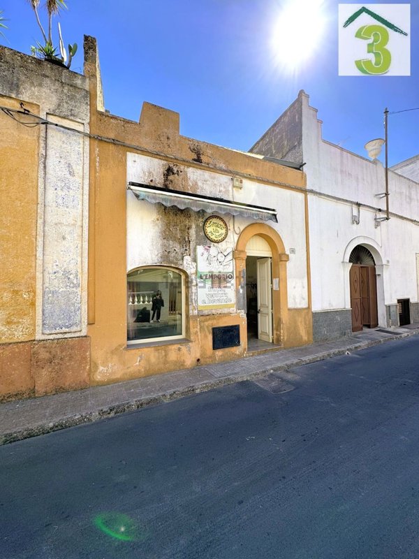 locale commerciale in vendita a Tricase in zona Lucugnano