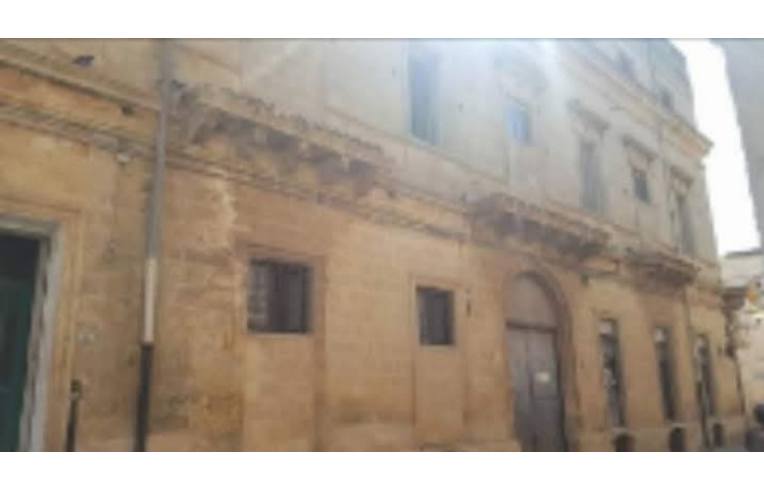 intera palazzina in vendita a Tricase in zona Lucugnano