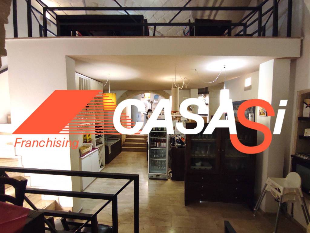 negozio in vendita ad Uggiano la Chiesa in zona Casamassella