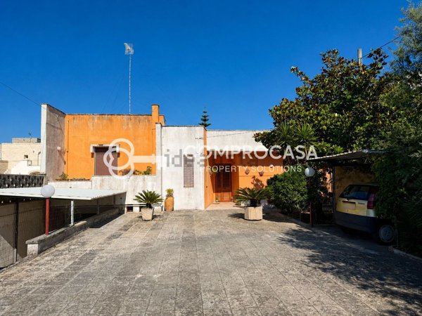 casa indipendente in vendita ad Uggiano la Chiesa in zona Casamassella