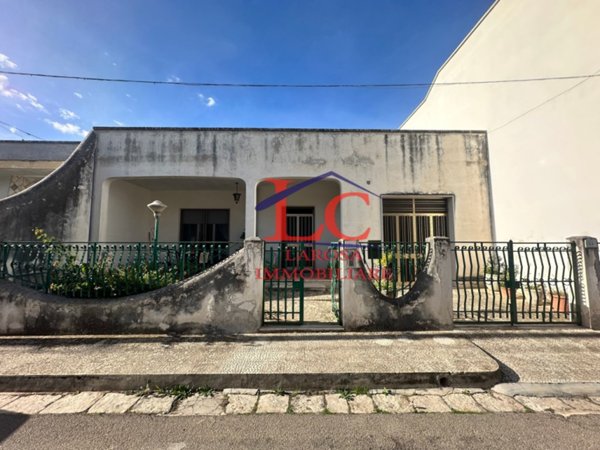 casa indipendente in vendita a Vernole in zona Acaja