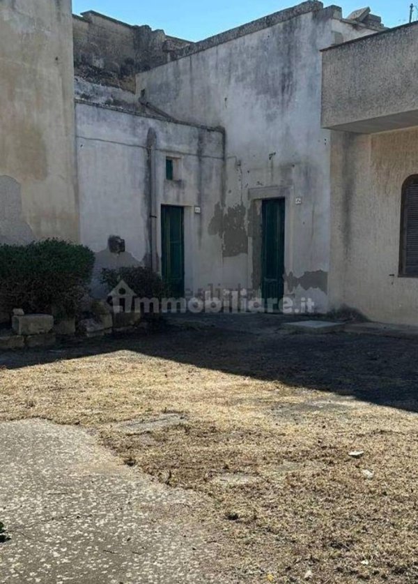 locale commerciale in vendita a Vernole