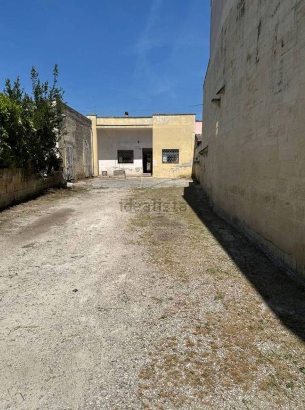 pentavano in vendita a Vernole in zona Strudà