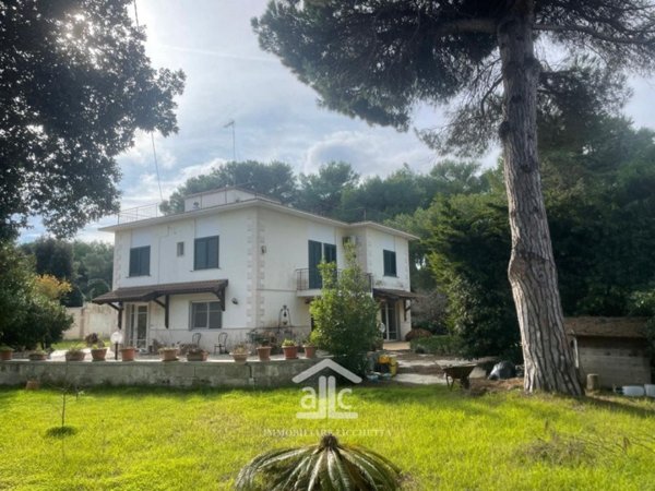 casa indipendente in vendita a Vernole