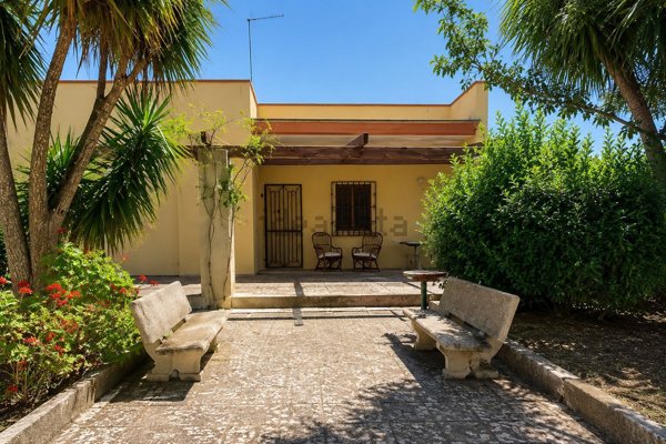 casa indipendente in vendita a Vernole in zona Pisignano