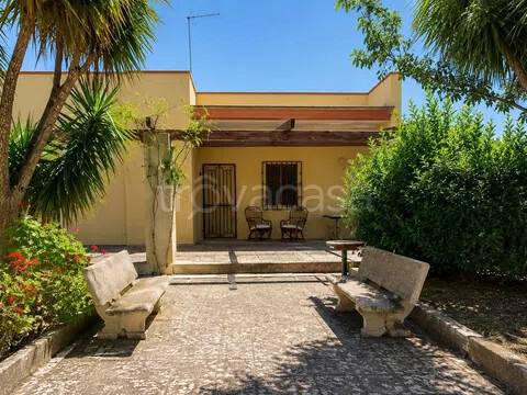 casa indipendente in vendita a Vernole in zona Pisignano