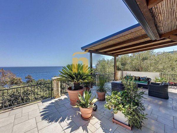casa indipendente in vendita a Castro(LE)