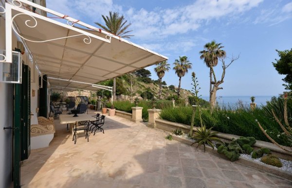 casa indipendente in vendita a Castro(LE)