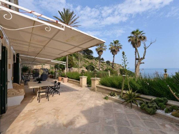 casa indipendente in vendita a Castro(LE)