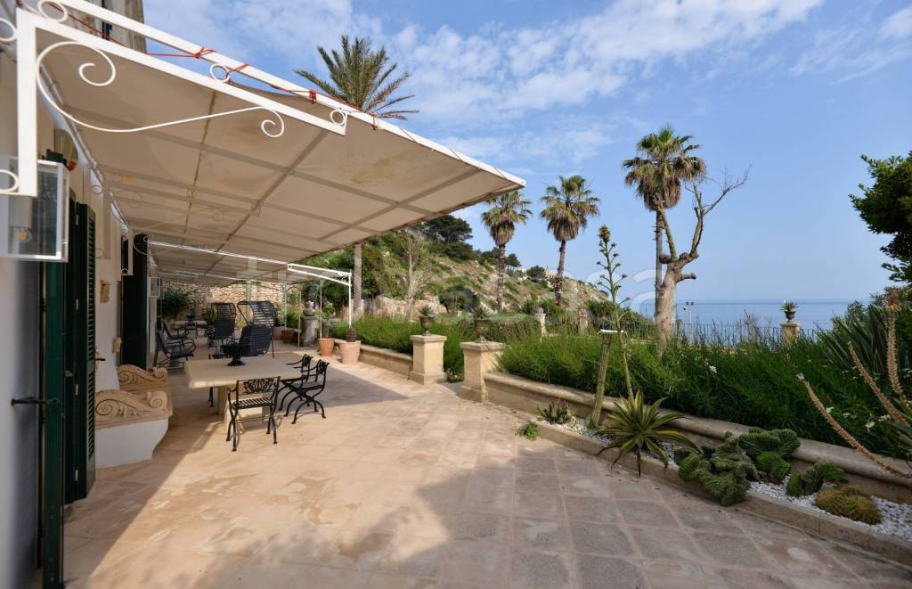 casa indipendente in vendita a Castro(LE)