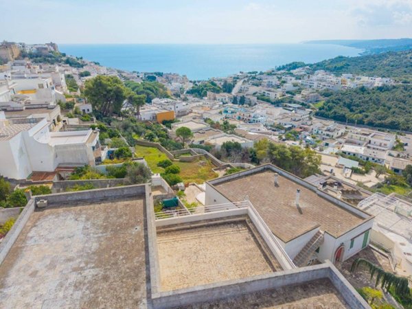 casa indipendente in vendita a Castro(LE)